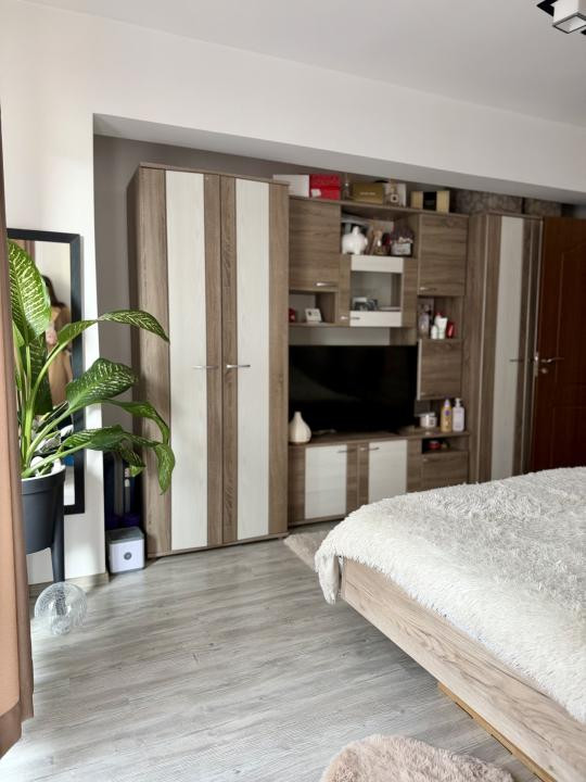 Apartament cu 3 camere+2 balcoane , etaj 1 , zona Florilor 