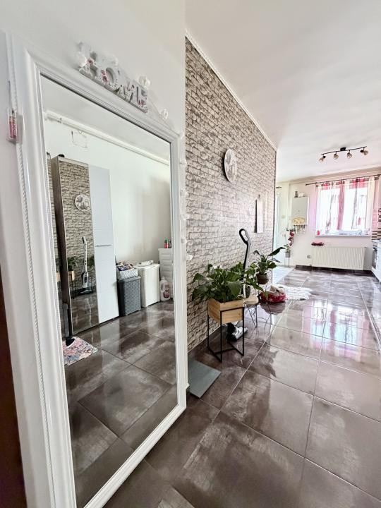 Apartament cu 3 camere+2 balcoane , etaj 1 , zona Florilor 