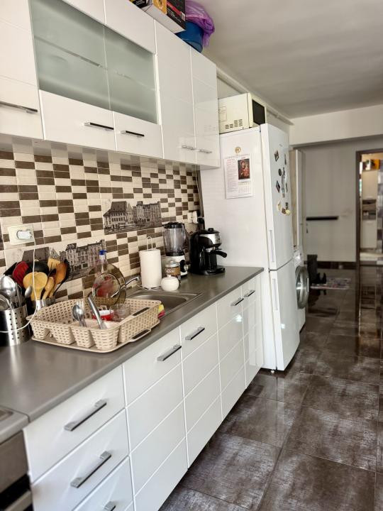 Apartament cu 3 camere+2 balcoane , etaj 1 , zona Florilor 