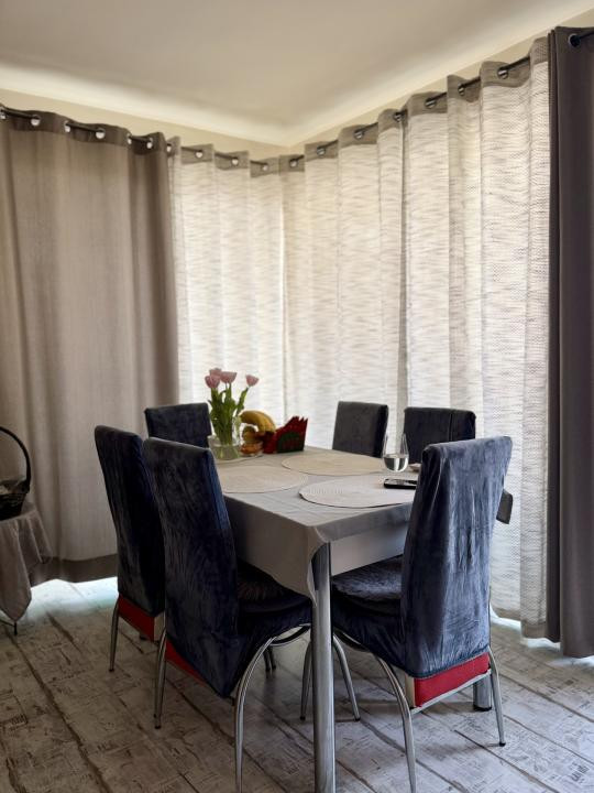 Apartament cu 3 camere+2 balcoane , etaj 1 , zona Florilor 