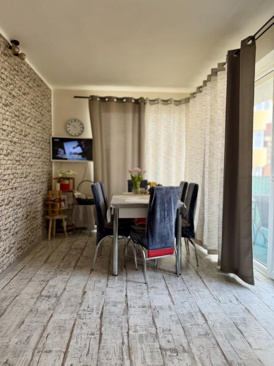 Apartament cu 3 camere+2 balcoane , etaj 1 , zona Florilor 