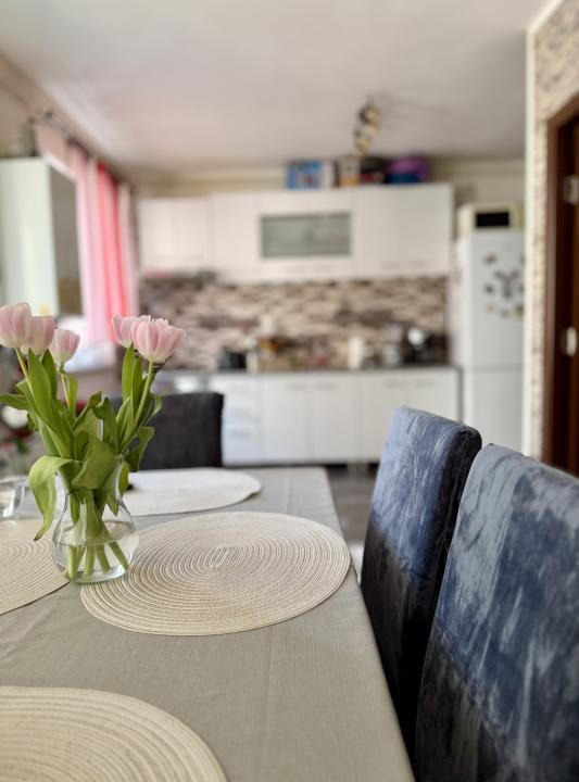 Apartament cu 3 camere+2 balcoane , etaj 1 , zona Florilor 