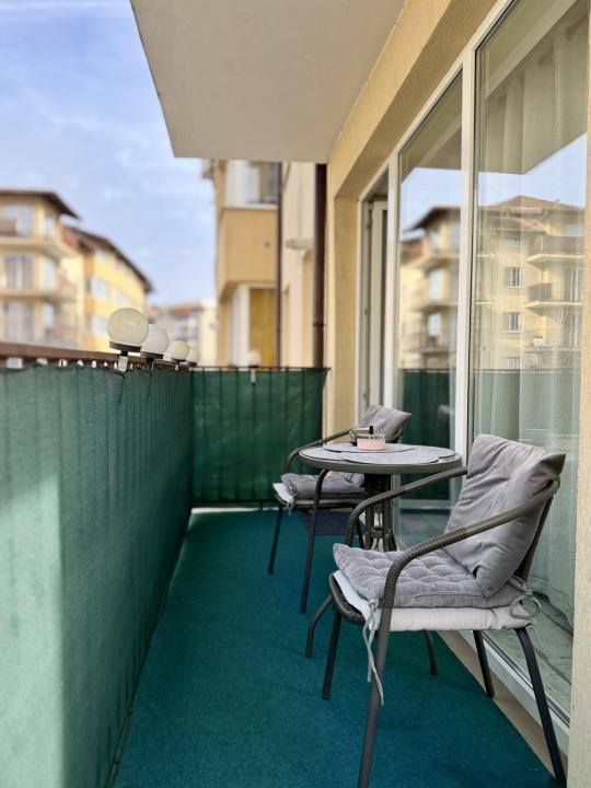 Apartament cu 3 camere+2 balcoane , etaj 1 , zona Florilor 