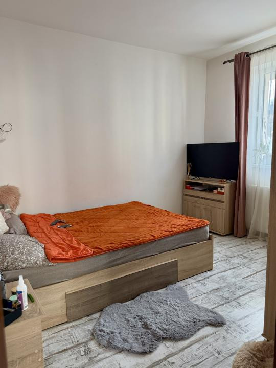 Apartament cu 3 camere+2 balcoane , etaj 1 , zona Florilor 