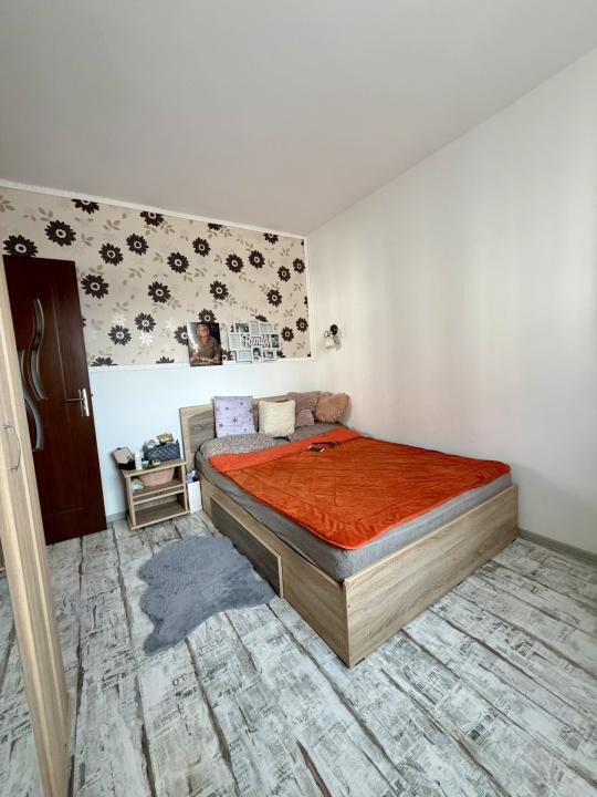 Apartament cu 3 camere+2 balcoane , etaj 1 , zona Florilor 