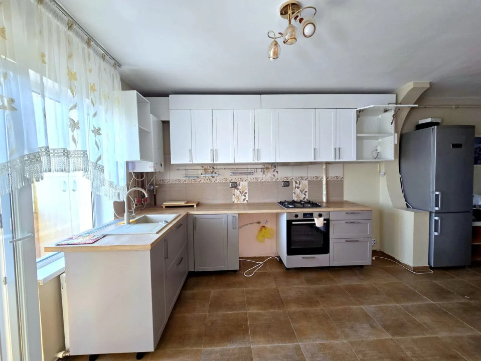 Apartament cu 3 camere,etaj 1, zona Sesul de sus