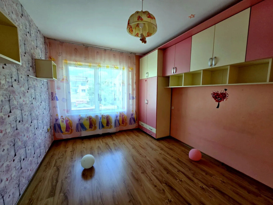 Apartament cu 3 camere,etaj 1, zona Sesul de sus