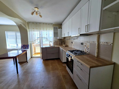 Apartament cu 3 camere,etaj 1, zona Sesul de sus