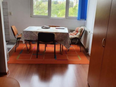 Garsoniera, 32 mp, etaj intermediar, zona Detunata