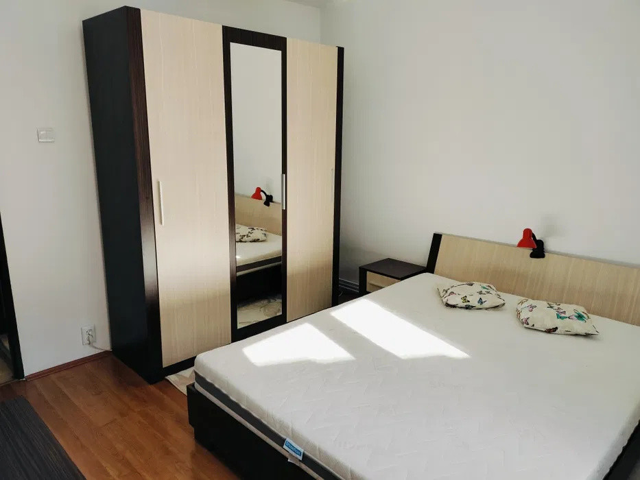 Apartament 4 camere, balcon, zona Strazii Teleorman