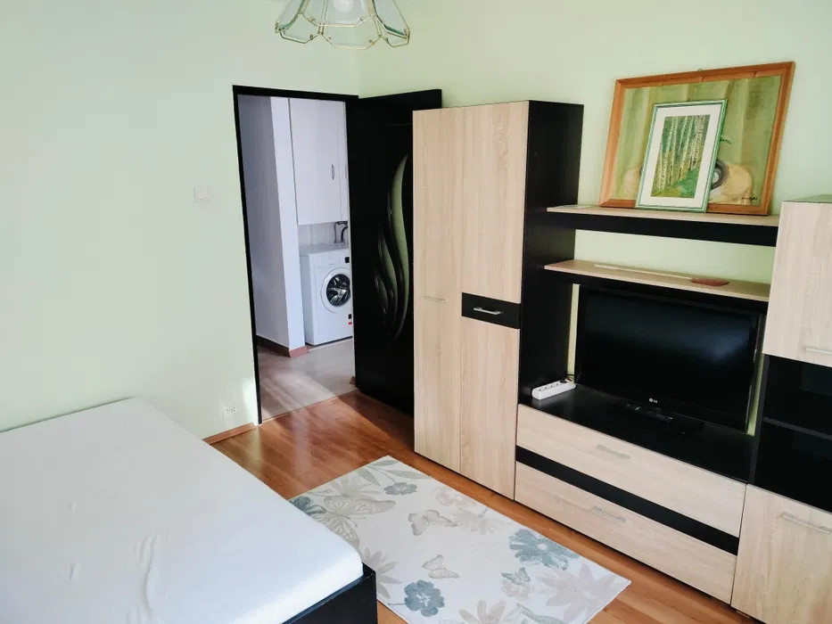 Apartament 4 camere, balcon, zona Strazii Teleorman