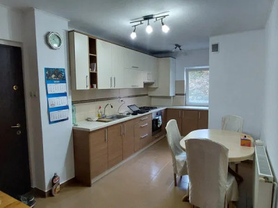 Apartament 4 camere, balcon, zona Strazii Teleorman