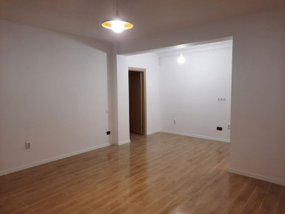 Apartament la parter cu destinație comercială , 51,9 mp, zona Terra 