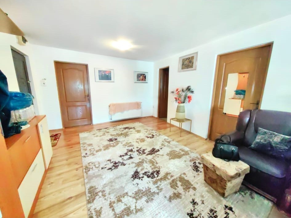 Apartament 3 camere in zona Plopilor