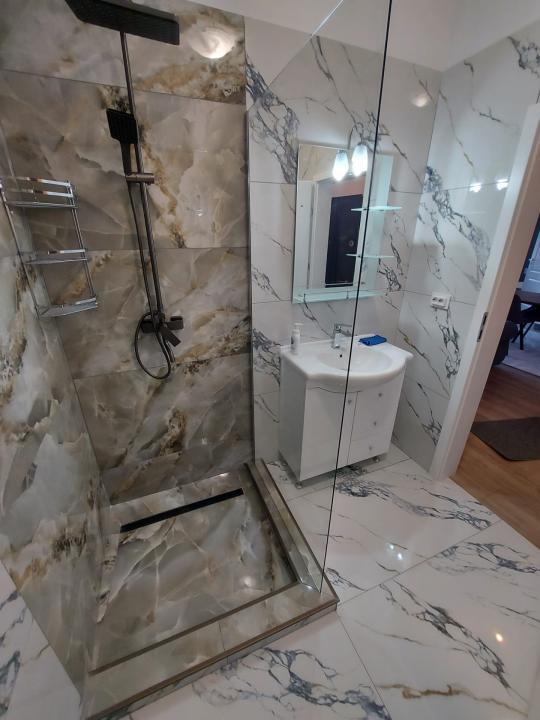 Apartament cu 3 camere,etaj intermediar,parcare subterana,zona  Cetatii