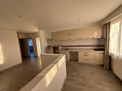 Apartament cu 3 camere, 73 mp, balcon, zona Cetatii
