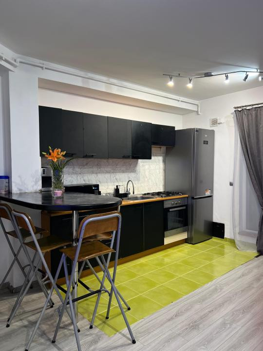 Apartament cu 2 camere, 40 mp, balcon, zona Eroilor