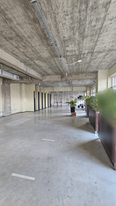 Spatiu comercial de 200mp utili, vitrina pe colt, parcari, Eroilor