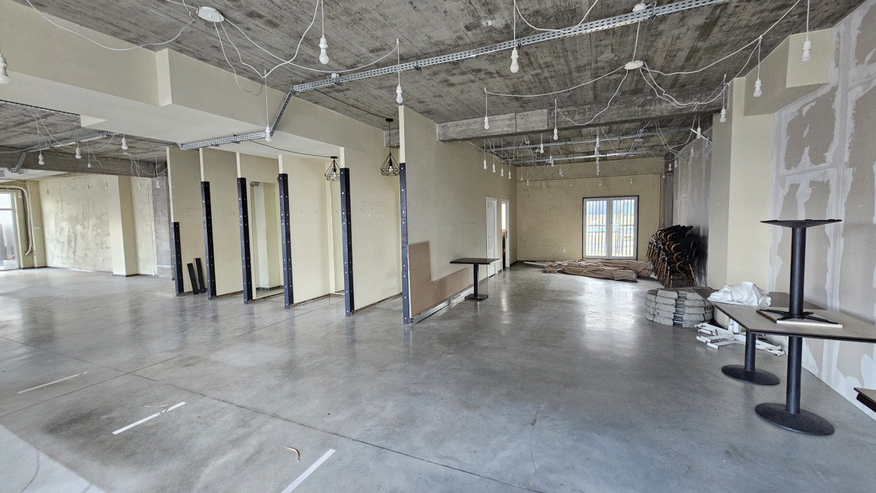 Spatiu comercial de 200mp utili, vitrina pe colt, parcari, Eroilor