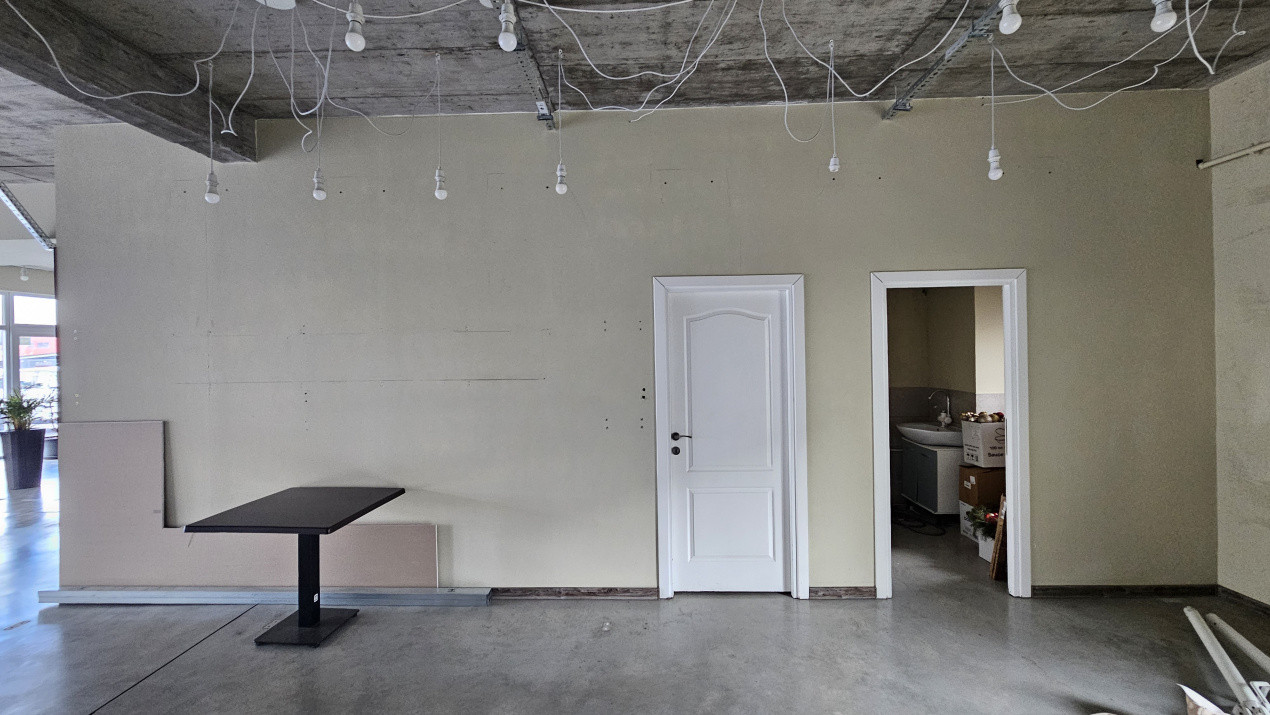 Spatiu comercial de 200mp utili, vitrina pe colt, parcari, Eroilor