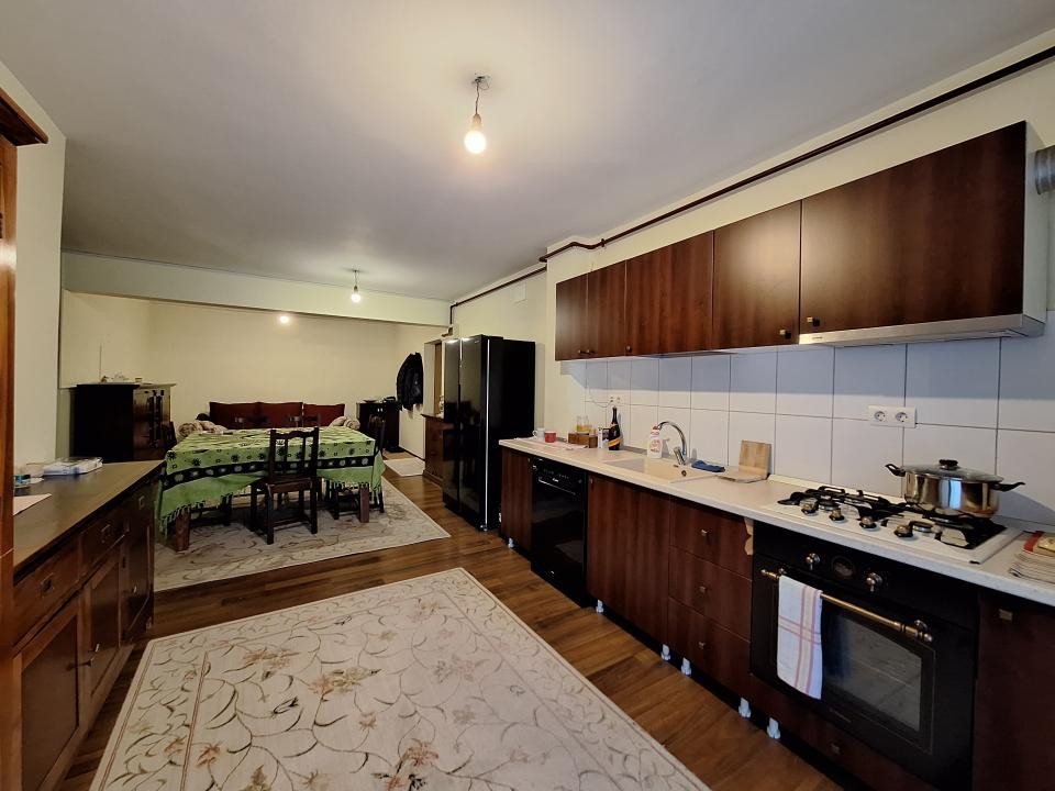 Apartament cu 2 camere, 57 mp, balcon, zona Florilor