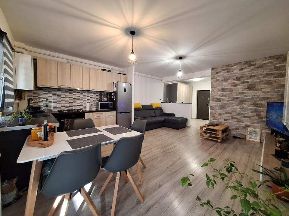 Apartament cu 2 camere, 58 mp, balcon, zona Eroilor