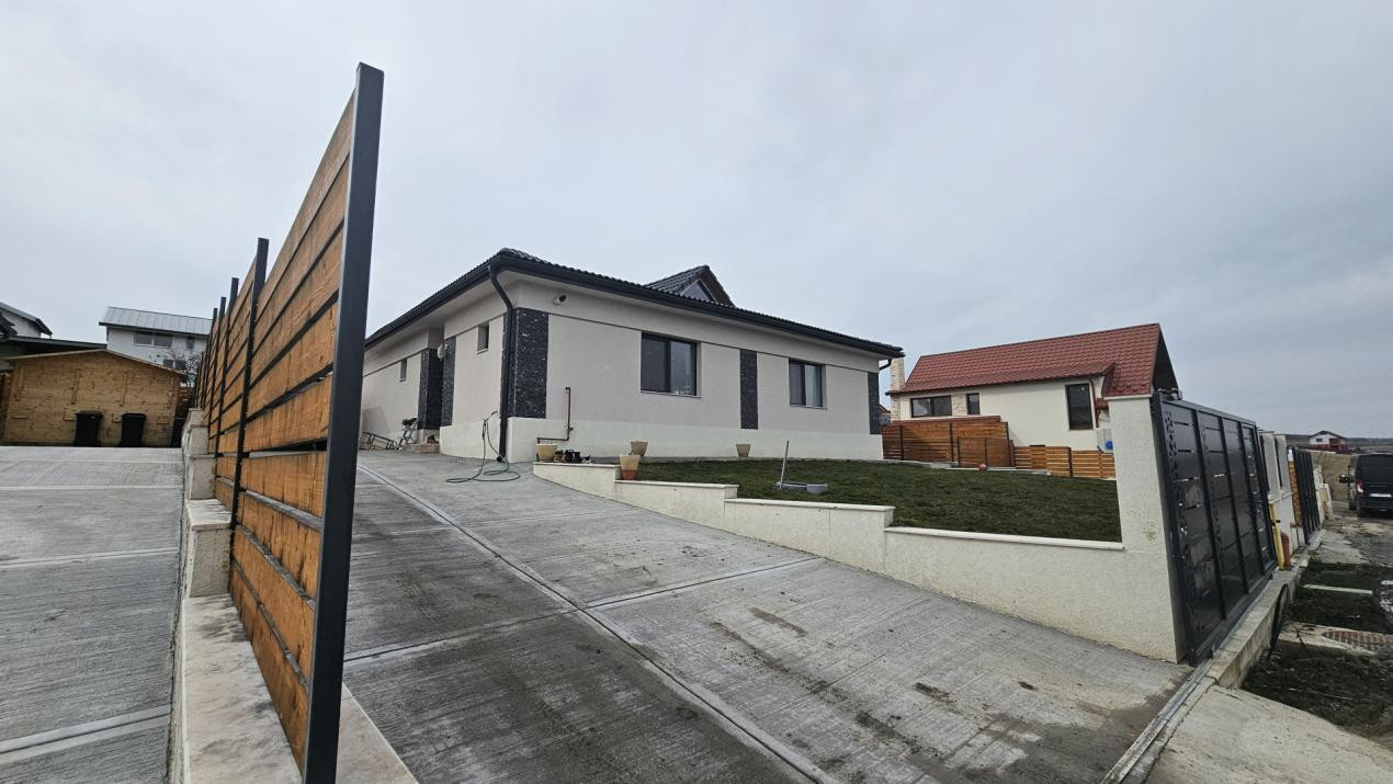 Casa individuala, 4 camere, curte 500mp, Corusu