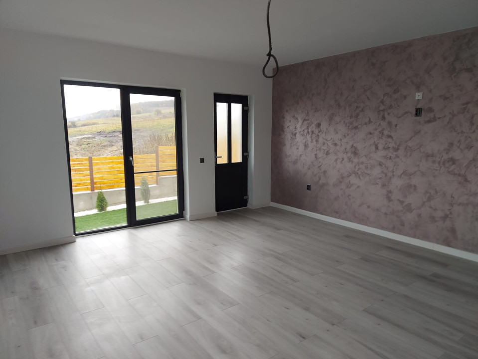 Casa individuala, 4 camere, curte 500mp, Corusu