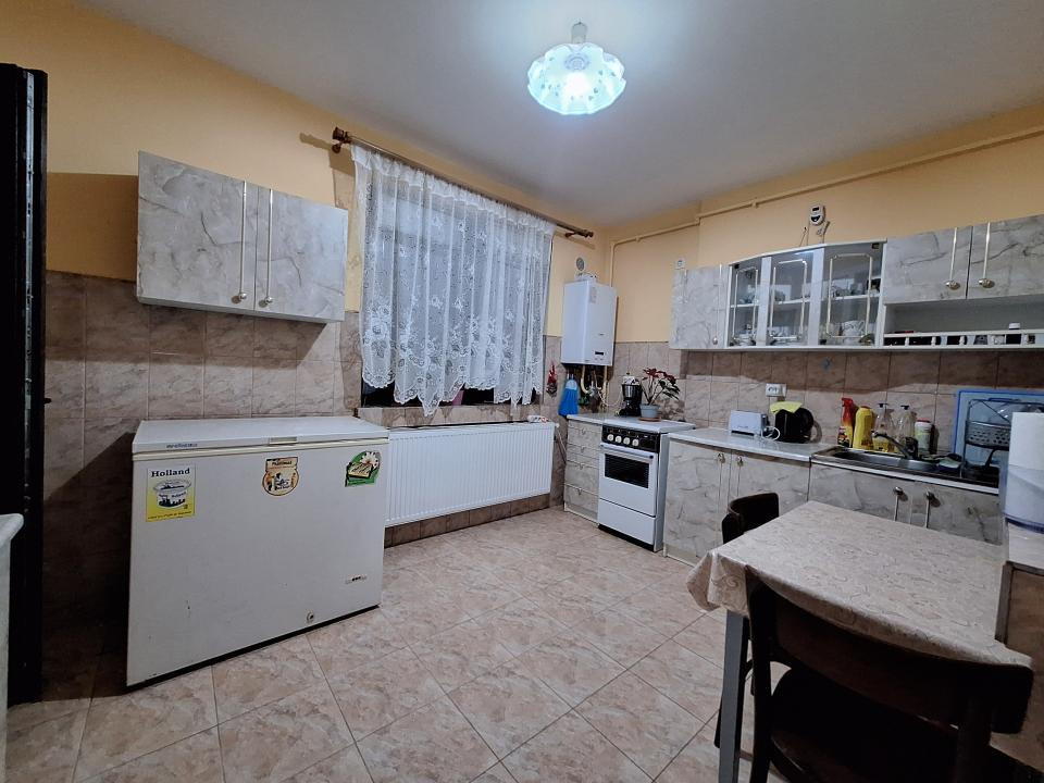 Apartament decomandat, etajul 1, garaj individual, strada Stejarului