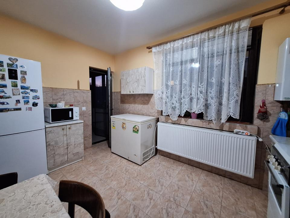 Apartament decomandat, etajul 1, garaj individual, strada Stejarului