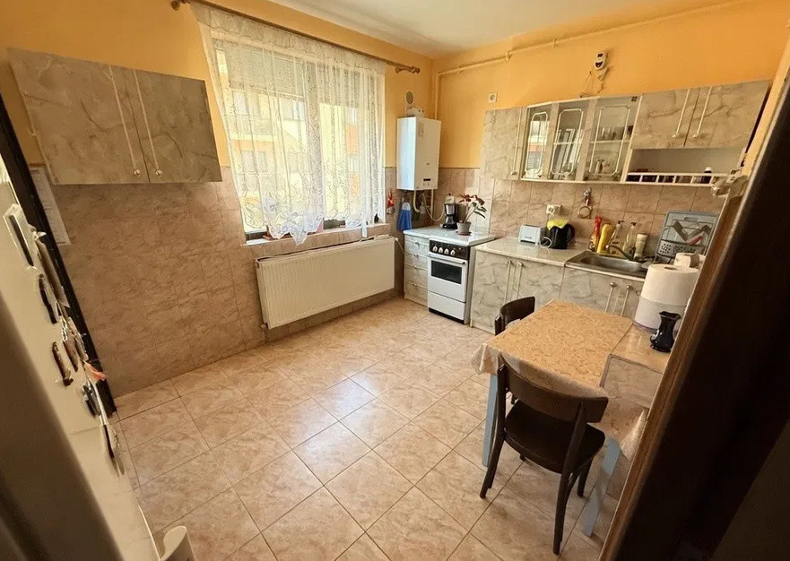 Apartament decomandat, etajul 1, garaj individual, strada Stejarului