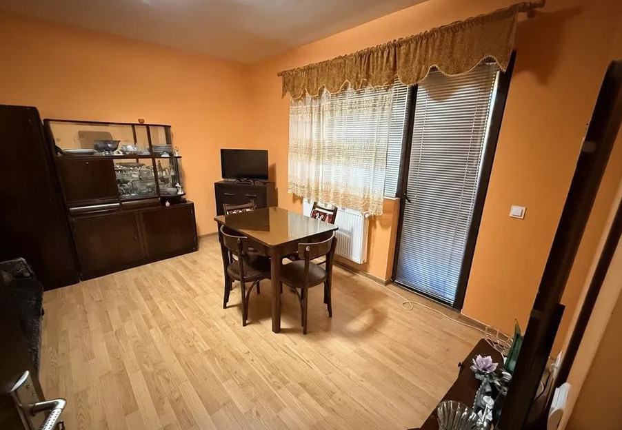 Apartament decomandat, etajul 1, garaj individual, strada Stejarului