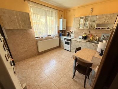 Apartament decomandat, etajul 1, garaj individual, strada Stejarului