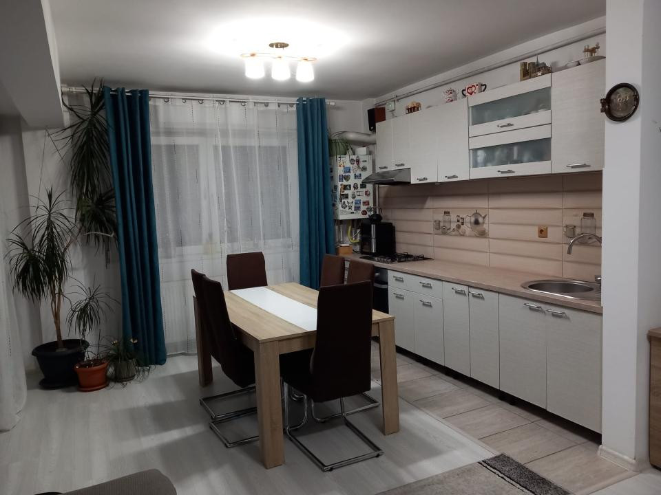 Apartament 3 camere, 76 mp, 2 băi, 2 parcări, etaj intermediar, Baciu