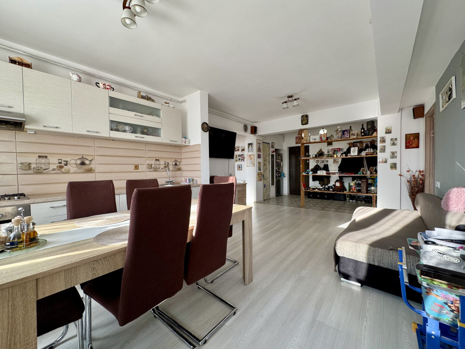 Apartament 3 camere, 76 mp, 2 băi, 2 parcări, etaj intermediar, Baciu