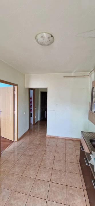 Apartament cu o camera, decomandat, balcon, zona Porii