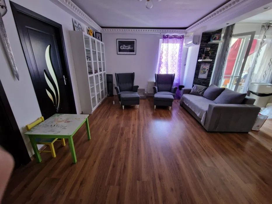 Apartament cu 3 camere, 64 mp, parcare, zona Terra