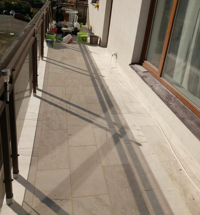 Apartament cu o camera, terasa, zona Razoare