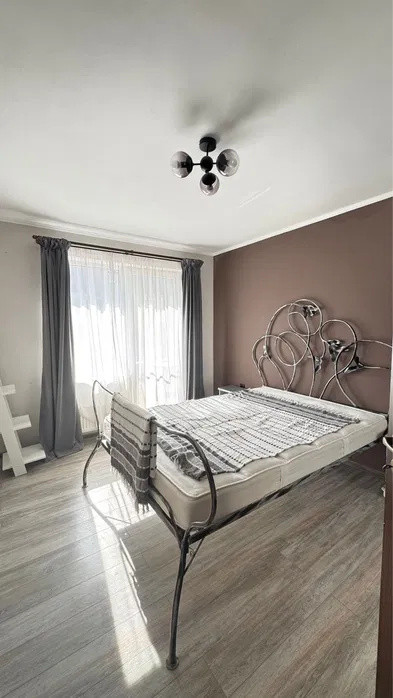 Apartament cu 3 camere, 2 parcari, zona Terra