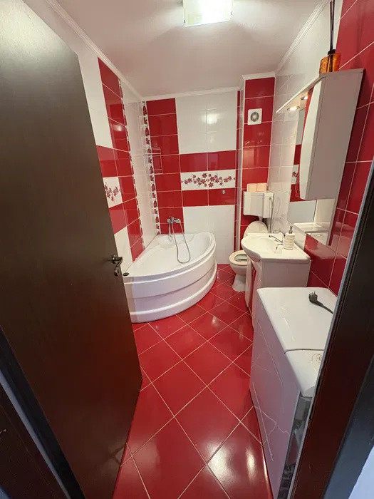 Apartament cu 3 camere, 2 parcari, zona Terra