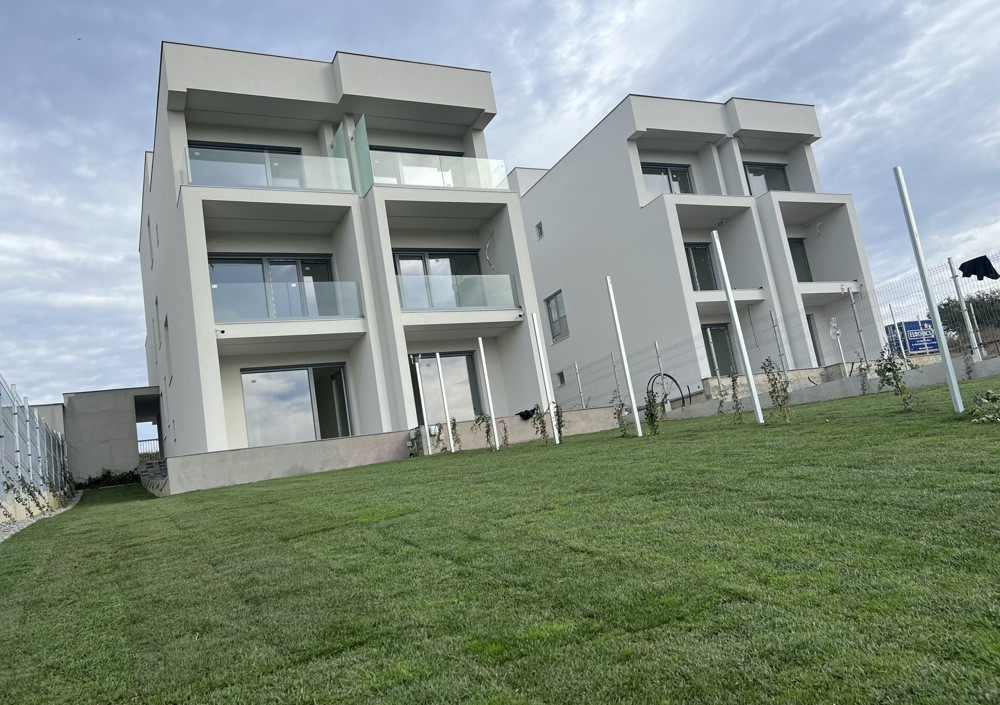 Duplex finisat cu 4 camere, 140 mp si gradina de 210 mp, 2 garaje, Zona Borhanci