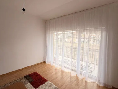 Apartament cu o camera decomandat, balcon, zona Porii
