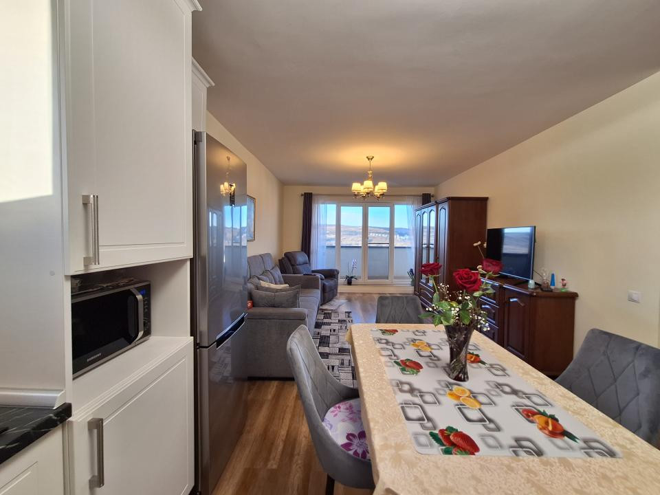 Apartament cu 2 camere, parcare, balcon, zona Razoare