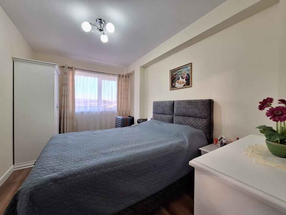 Apartament cu 2 camere, parcare, balcon, zona Razoare