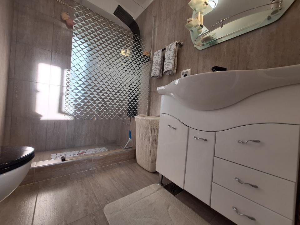 Apartament cu 2 camere, parcare, balcon, zona Razoare