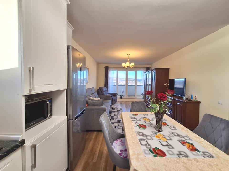 Apartament cu 2 camere, parcare, balcon, zona clinicii Ametyst