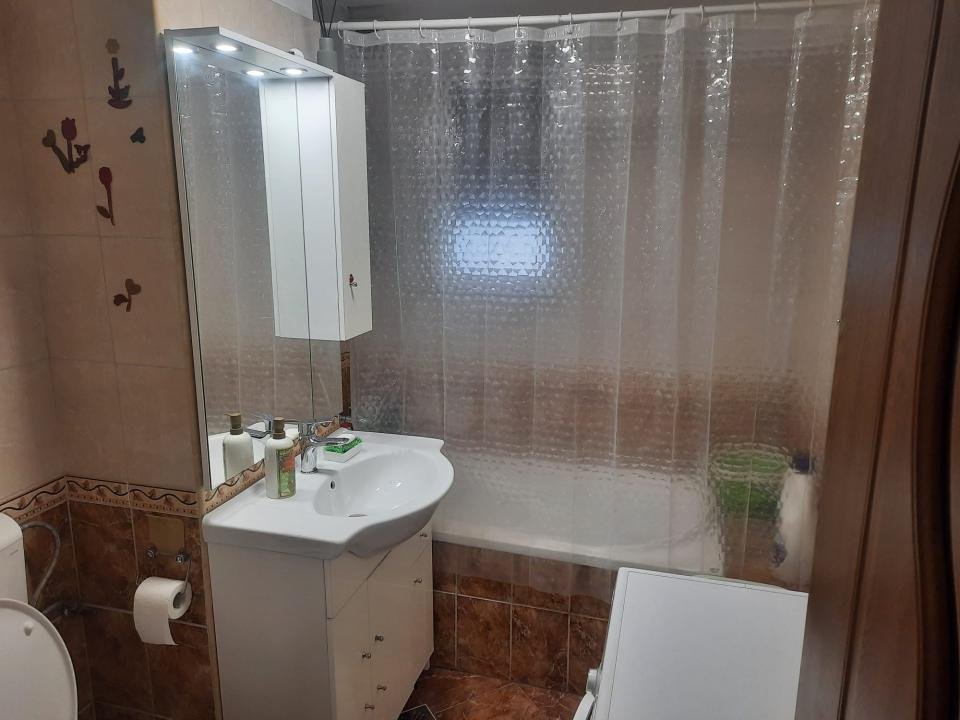 Apartament cu 3 camere, 61 mp, balcon, zona Parcului Poligon