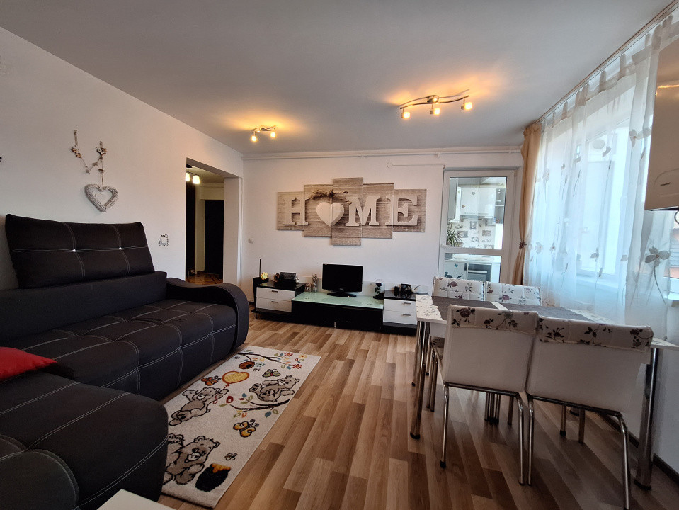 Apartament cu 3 camere, 61 mp, balcon, zona Parcului Poligon