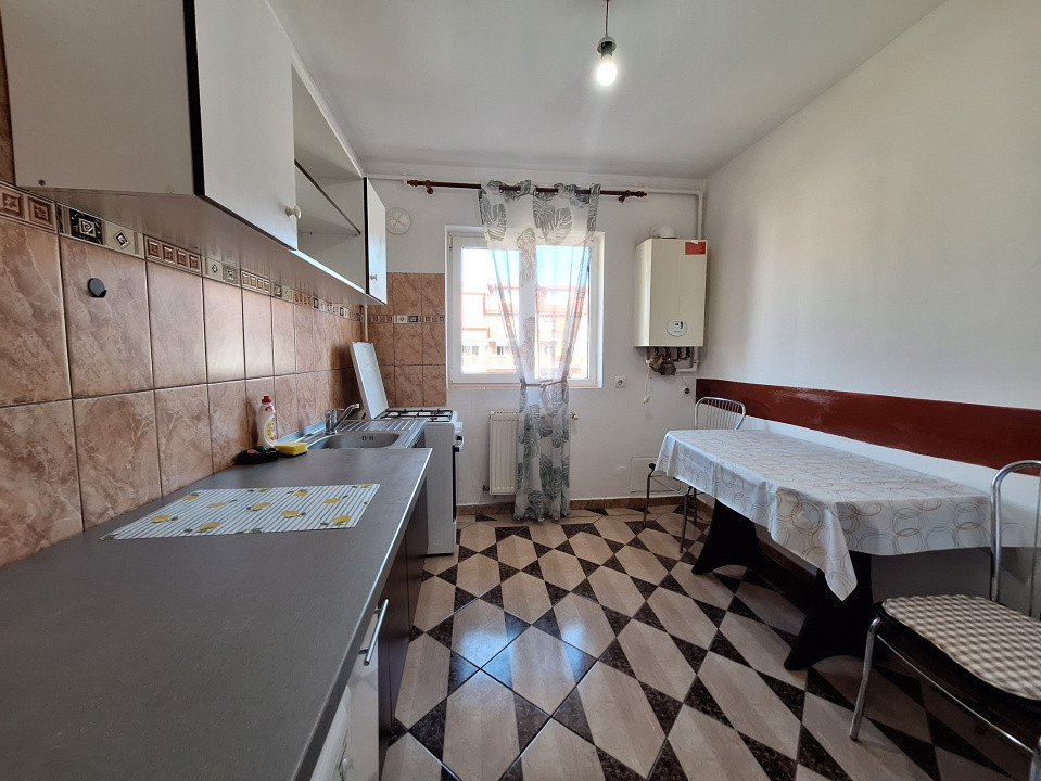 Apartament cu o camera, 40 mp, balcon, zona Eroilor