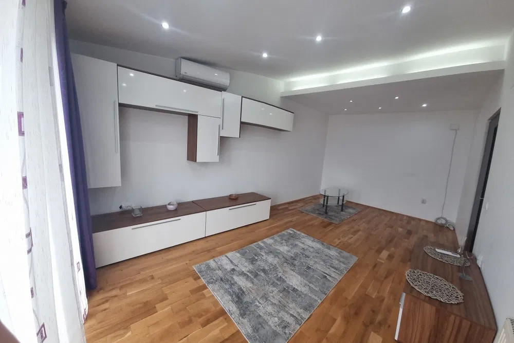 Apartament decomandat, 51 mp, balcon, zona Florilor